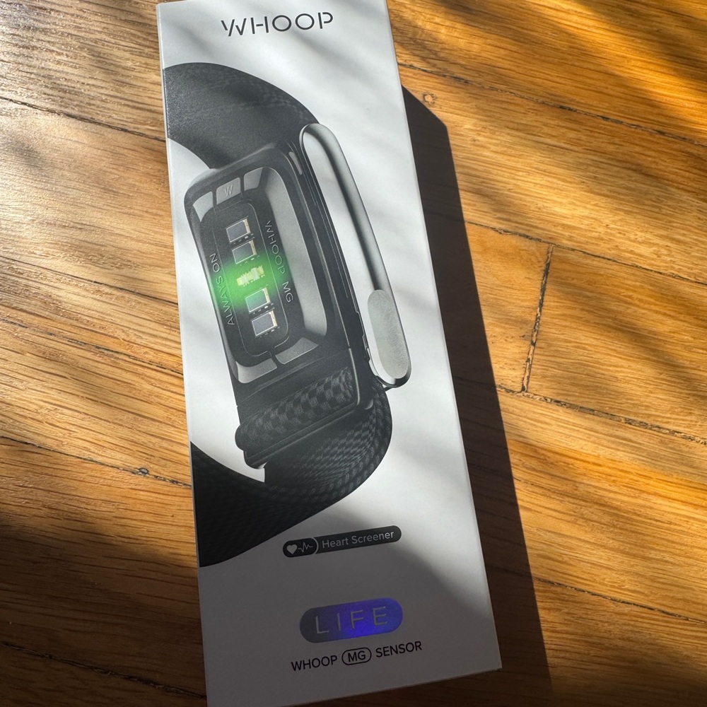 Whoop Life Fitness Tracker Wristband - Black (12 months free membership incl.)